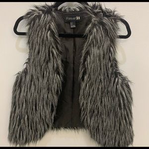 ✨5 for $25✨ Faux Fur Vest - Forever 21 Small